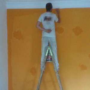 Pintando pared en color amarillo